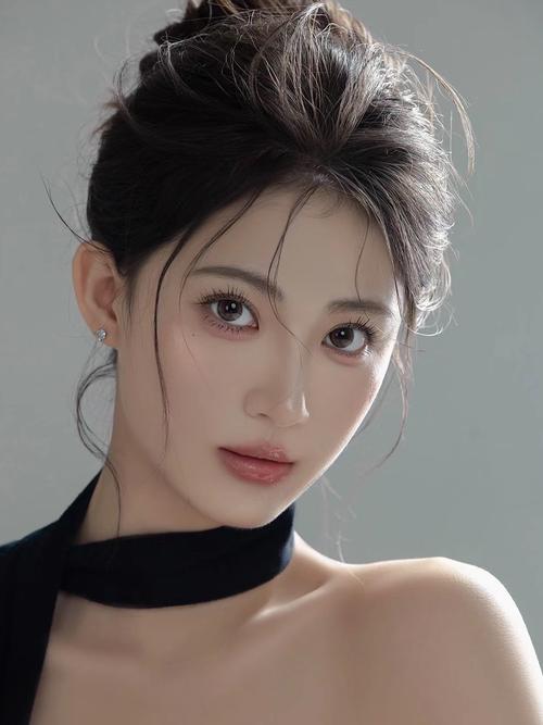朋友的老师在课堂外指导学生的温馨时刻